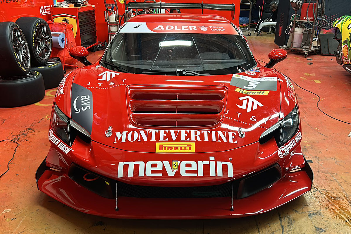 Max Mugelli Ferrari Challenge 2024 auto di fronte