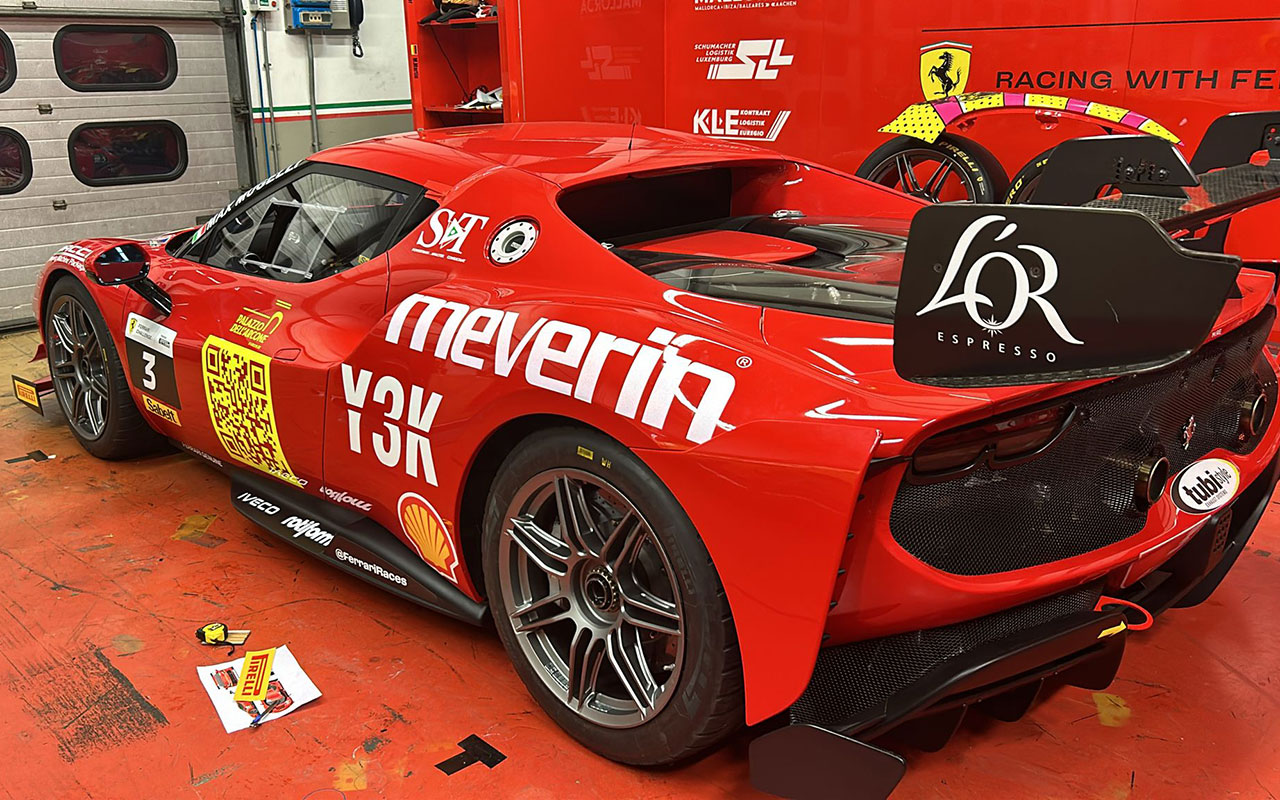 Max Mugelli Ferrari Challenge 2024 auto di lato